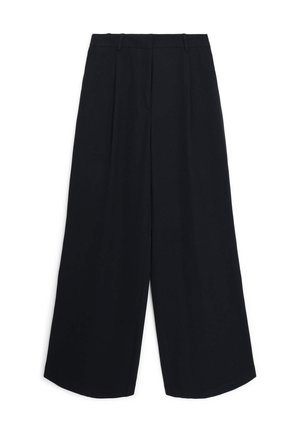Pantalons noirs à jambes larges avec passants de ceinture et pli avant, en tissu lisse, présentés à plat sur un fond blanc.