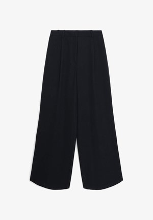 Pantaloni neri a gamba larga con passanti per cintura e una piega frontale, realizzati in tessuto liscio, mostrati stesi su uno sfondo bianco.