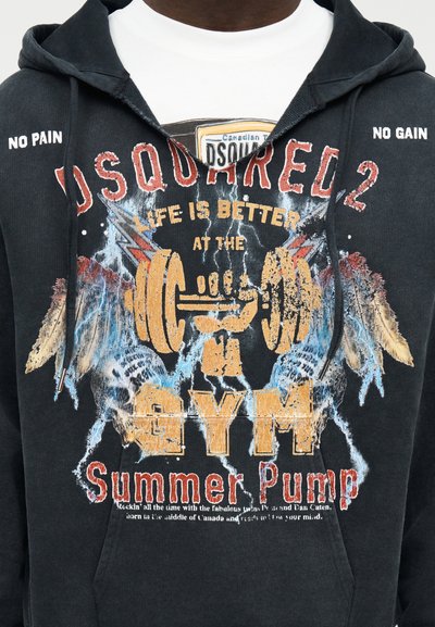Sweat à capuche noir avec les inscriptions "DSQUARED2", "No Pain No Gain" et un motif sur le thème de la gym représentant une personne soulevant des poids avec des effets d'éclairs.
