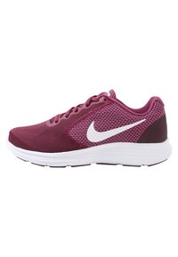 Baskets de sport bordeaux avec une tige en mesh, logo swoosh blanc, talon texturé bordeaux foncé et une semelle extérieure blanche. Design à lacets.
