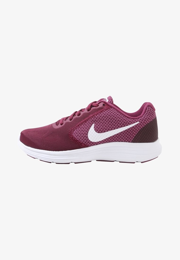 Bordeaux hardloopschoenen met een mesh bovenwerk, witte swoosh-logo, gestructureerde donkerbordeaux hiel en een witte outsole. Vetersluiting design.