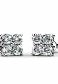 Orecchini a chiodo in argento con un design geometrico, caratterizzati da quattro cristalli trasparenti disposti a coppie, che riflettono la luce con una finitura scintillante.