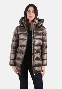 Bruine gewatteerde pufferjas met capuchon, glanzende stof, ritssluiting en zijzakken. Heeft een doorgestikt ontwerp en geribbelde accenten.
