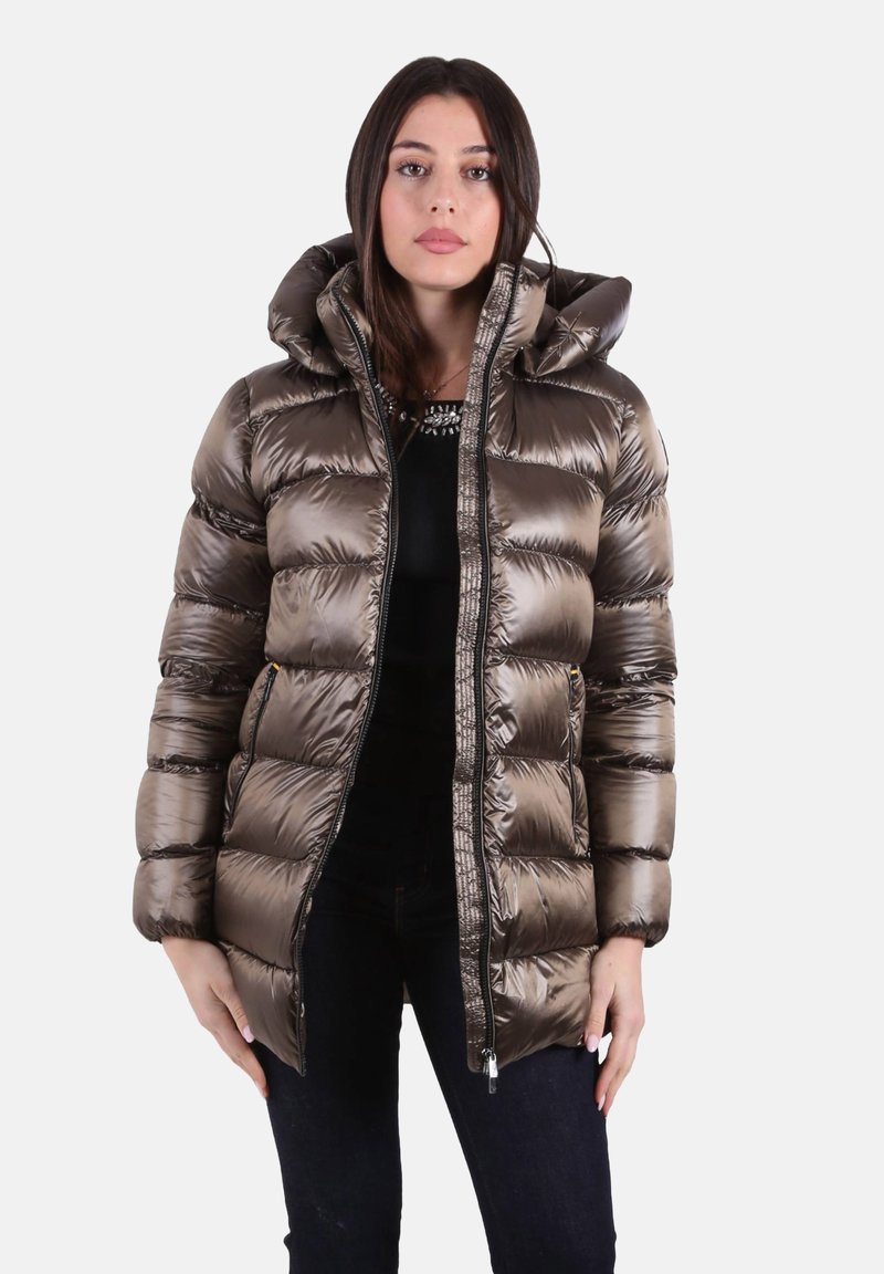Bruine gewatteerde pufferjas met capuchon, glanzende stof, ritssluiting en zijzakken. Heeft een doorgestikt ontwerp en geribbelde accenten.