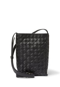 Svart vävd läder crossbody-väska med rektangulär form, platt design, justerbar rem och slät ytstruktur. Accenter inkluderar en metallspänne.
