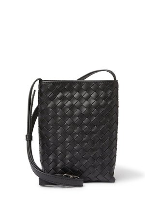Svart vävd läder crossbody-väska med rektangulär form, platt design, justerbar rem och slät ytstruktur. Accenter inkluderar en metallspänne.