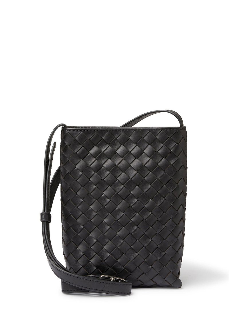 Svart vävd läder crossbody-väska med rektangulär form, platt design, justerbar rem och slät ytstruktur. Accenter inkluderar en metallspänne.