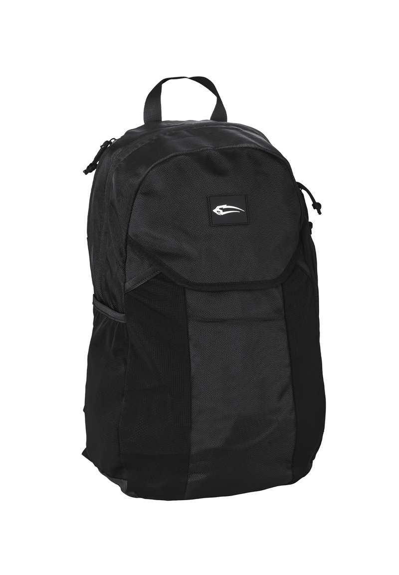 Sac à dos noir en tissu durable, avec une poche avant, des poches latérales en filet et un écusson avec logo. Fermeture à glissière et bretelles réglables.