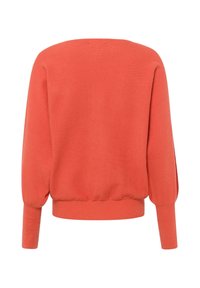 Pull en tricot côtelé corail avec de longues manches bouffantes et des poignets ajustés, vu de dos sur fond blanc.