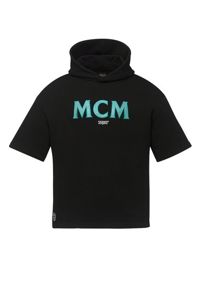 Felpa nera con maniche corte, caratterizzata da un logo "MCM" turchese e il testo "snipes". Tessuto morbido con finitura testurizzata e tasca frontale.