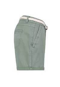 Grüne Baumwollshorts mit aufgerolltem Saum, seitlichen und hinteren Taschen sowie einem geflochtenen weißen Gürtel. Sie verfügen über eine lockere Passform und ein einfaches Design.