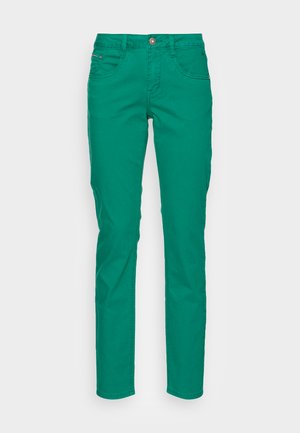 Calças de algodão verdes com um corte slim, design de cinco bolsos e fecho frontal por botão. Textura suave e cor uniforme em todo o tecido.