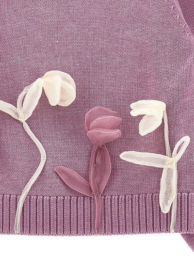 Tessuto a maglia viola con applicazioni floreali testurizzate in crema e rosa chiaro, caratterizzato da un tulipano e delicati disegni di foglie all'orlo.