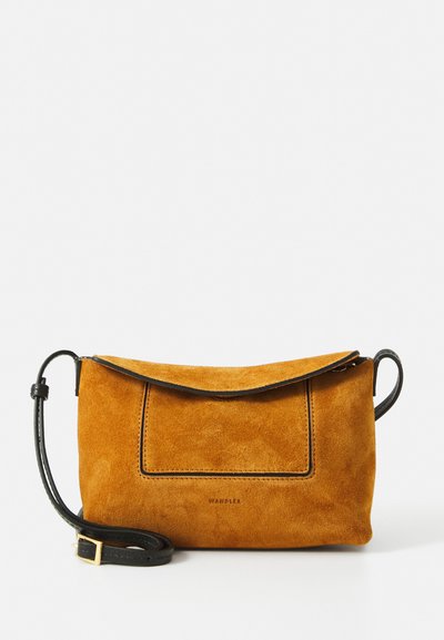 Geantă din piele suede de culoare portocalie, cu o curea de umăr din piele neagră, având un capac pliat, formă rectangulară și detalii cu un buzunar frontal.