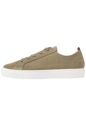 Baskets basses en daim kaki avec lacets à l'avant et semelle en caoutchouc blanche, vue latérale sur fond blanc.