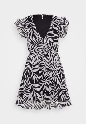 Svart og hvit kjole med bladmønster, korte volangerm, dyp V-hals og en tettsittende midje, laget av lett stoff.