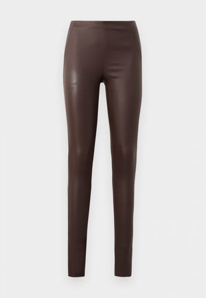 Braune Lederleggings aus Kunstleder mit glatter Textur, schlankem Schnitt, hohem Bund und Nahtdetails, geeignet für legere oder semi-formale Anlässe.