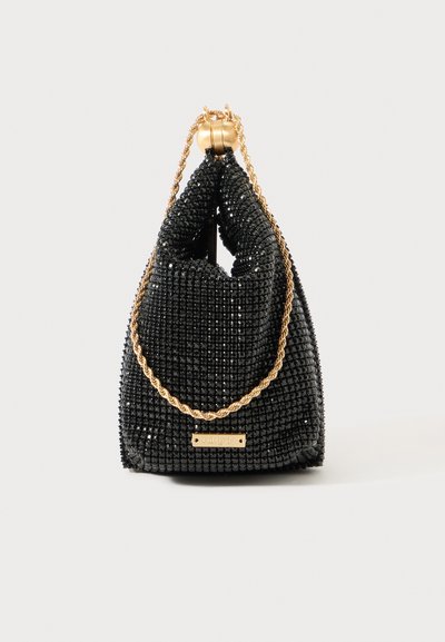 Schwarze Perlenhandtasche mit einem zerknitterten Design, ausgestattet mit einem goldenen Kettenriemen und einer kleinen Metall-Logo-Platte. Struktierte Oberfläche mit glänzenden Perlen.