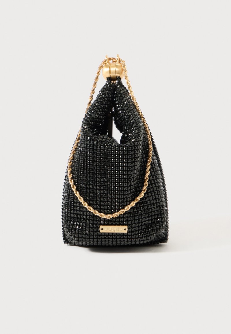 Bolso de mano negro con cuentas y diseño arrugado, que cuenta con una correa de cadena dorada y una pequeña placa de metal con logo. Superficie texturizada con cuentas brillantes.