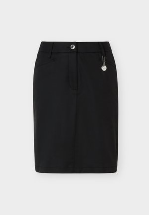 Fustă neagră până la genunchi cu fermoar frontal, închidere cu nasture, bucle pentru curea, buzunare laterale și un mic charm rotund argintiu pe bucla dreptă a curelei.