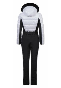 Skianzug mit einem weißen, gesteppten Oberteil und einem schwarzen Unterteil, mit einer Kapuze aus Kunstfell, verstellbarem Taillenbund und kontrastierenden Seitenstreifen.