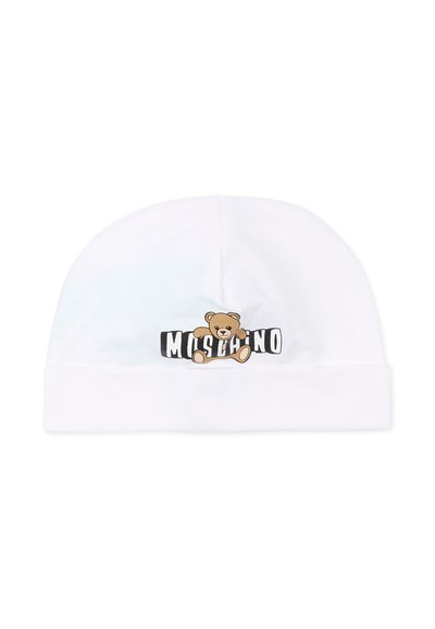 Gorro de bebé blanco con ala doblada, con un osito de peluche marrón que sostiene un logo "Moschino" en blanco y negro en el centro frontal.