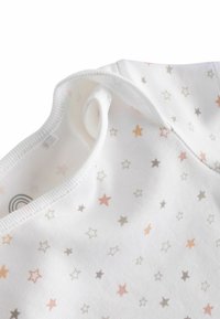 Body in cotone con sfondo bianco, caratterizzato da un motivo sparso di piccole stelle in tonalità di oro, argento e grigio. Collo rotondo.