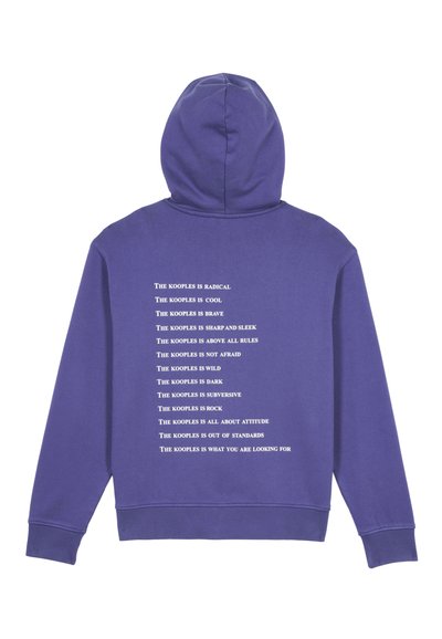 Felpa viola con cappuccio e vestibilità dritta. Testo stampato in bianco sul retro che elenca varie affermazioni su "The Kooples."