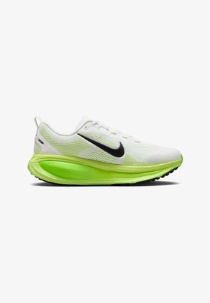 Bele teka za tek z belo zračno mrežno zgornjo plastjo, črnimi Nike črtami, zelenim srednjim delom in teksturirano podplatom za oprijem.