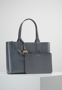 Szara skórzana torba na ramię z dwoma uchwytami, zdobiona złotym akcentem i odpinaną pasującą saszetką. Gładka faktura i minimalistyczny design.