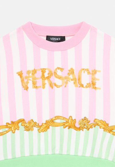 Versace sweatshirt med rosa och vita ränder, gyllene blommig logotyp och gröna detaljer vid nederkanten. Tillverkad av mjukt tyg.