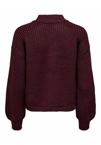 Dunkelburgunderfarbener, grob gestrickter Pullover mit langen Ballonärmeln und stehendem Kragen, von hinten gezeigt.