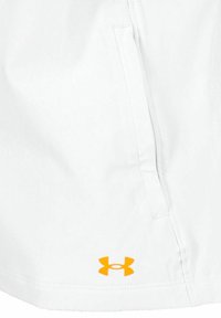 Weiße sportliche Shorts aus leichtem Fabric, mit einer Reißverschlusstasche und einem kleinen orangefarbenen Logo auf der unteren linken Seite. Weiche Textur.