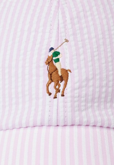 Cappello a strisce rosa e bianche con un giocatore di polo ricamato su un cavallo, con dettagli nella cucitura per accenti e texture.