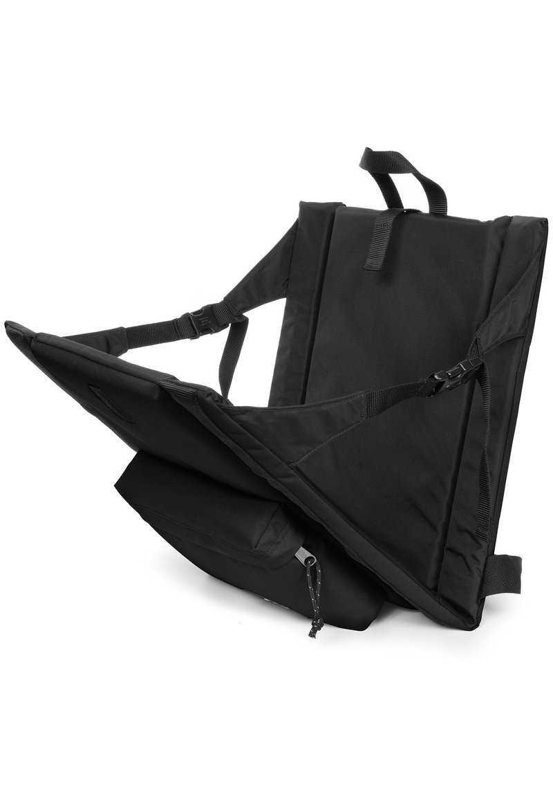Mochila plegable negra con correas ajustables, un compartimento acolchado y un bolsillo con cremallera para almacenamiento. Fabricada con tela duradera.