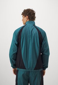 Jordan SPORT JAM WARM UP JACKET - Chaqueta de entrenamiento - oxidized green/black/white
