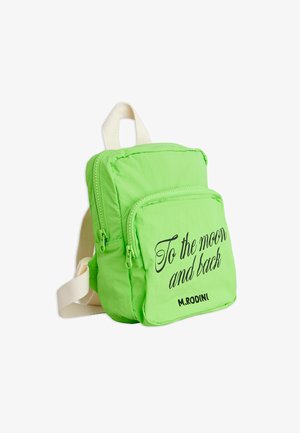 Pequeña mochila verde brillante con correas crema, que cuenta con un bolsillo frontal y el texto "Hasta la luna y de regreso" y "M. Rodini" en el bolsillo.