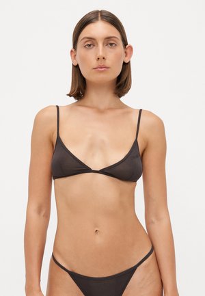 Top de bikini negro acanalado con tirantes finos y forma triangular; cuenta con un sutil logo en el lado izquierdo. Textura suave.