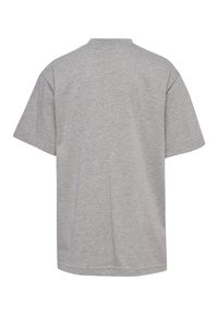 Grå kortærmet T-shirt lavet af blødt bomuld. Har en rund hals og et simpelt design uden mønstre eller detaljer.