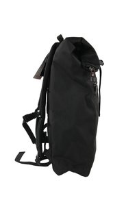 Zwarte stoffen rugzak met een oprolsluiting, zijrits en verstelbare banden. Gelaagde afwerking en minimalistisch ontwerp.