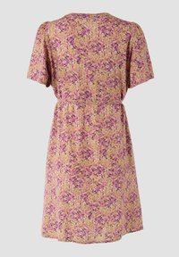 Kurzärmliges, knielanges Kleid aus gelbem Stoff mit lila Blumenmuster, featuring eine taillierte Taille und eine weiche, leichte Textur.