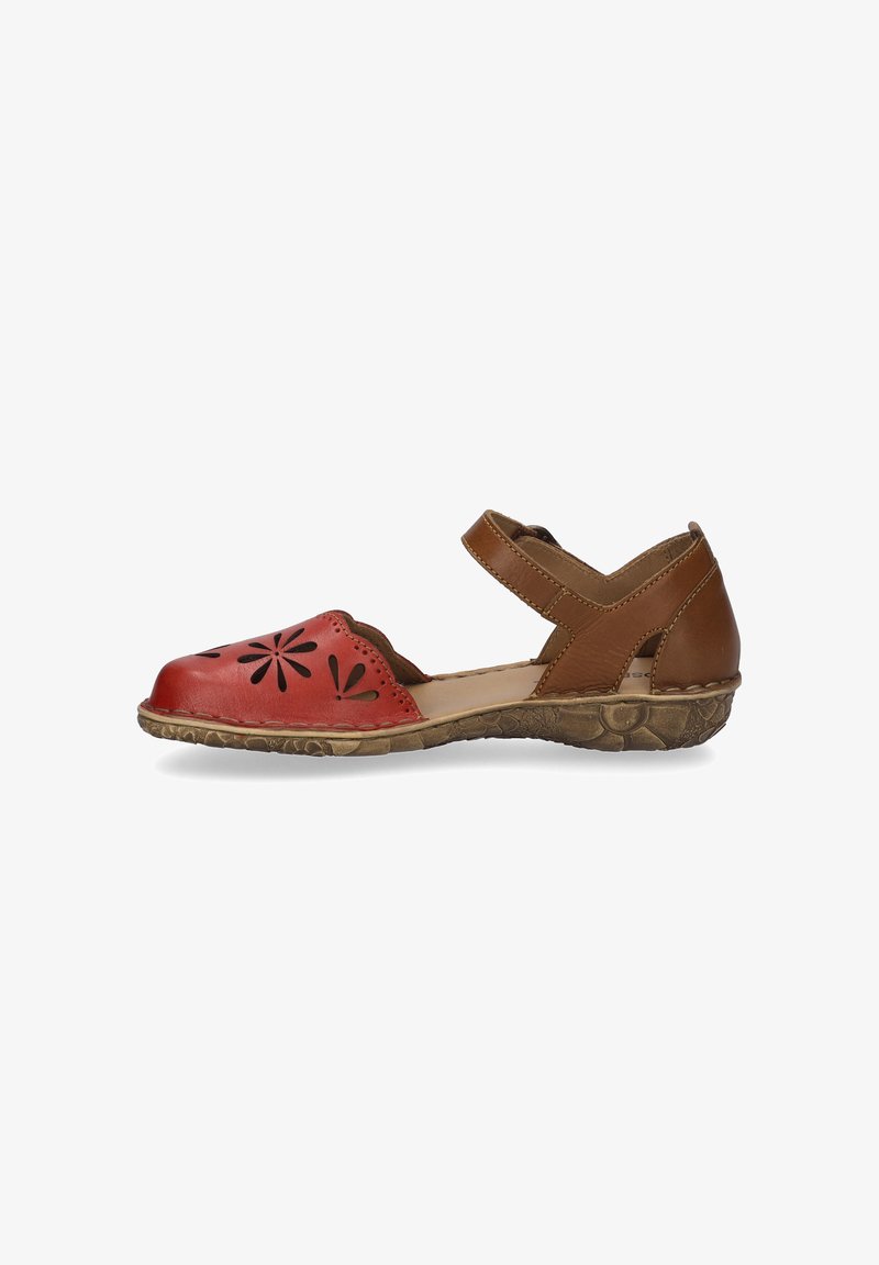 Sandal in pelle marrone con area anteriore rossa caratterizzata da motivi floreali a intaglio, cinturino alla caviglia regolabile e suola testurizzata.