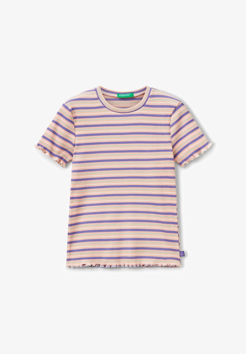 T-shirt rayé dans des couleurs pastel, avec une texture côtelée, des manches courtes avec des bords froncés, et une étiquette sur le coin inférieur gauche.
