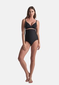 Set di bikini nero che presenta un bralette con spalline regolabili e slip a vita alta. Texture liscia con una stampa a tinta unita, senza fantasie.