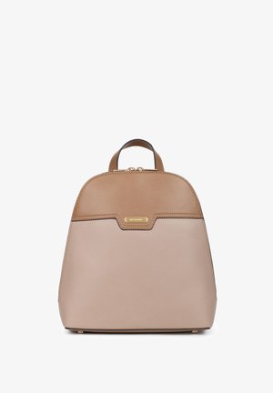 Sac à dos structuré tan et beige avec une texture lisse, un haut arrondi et un accent en métal doré à l'avant. Fermeture éclair en haut.