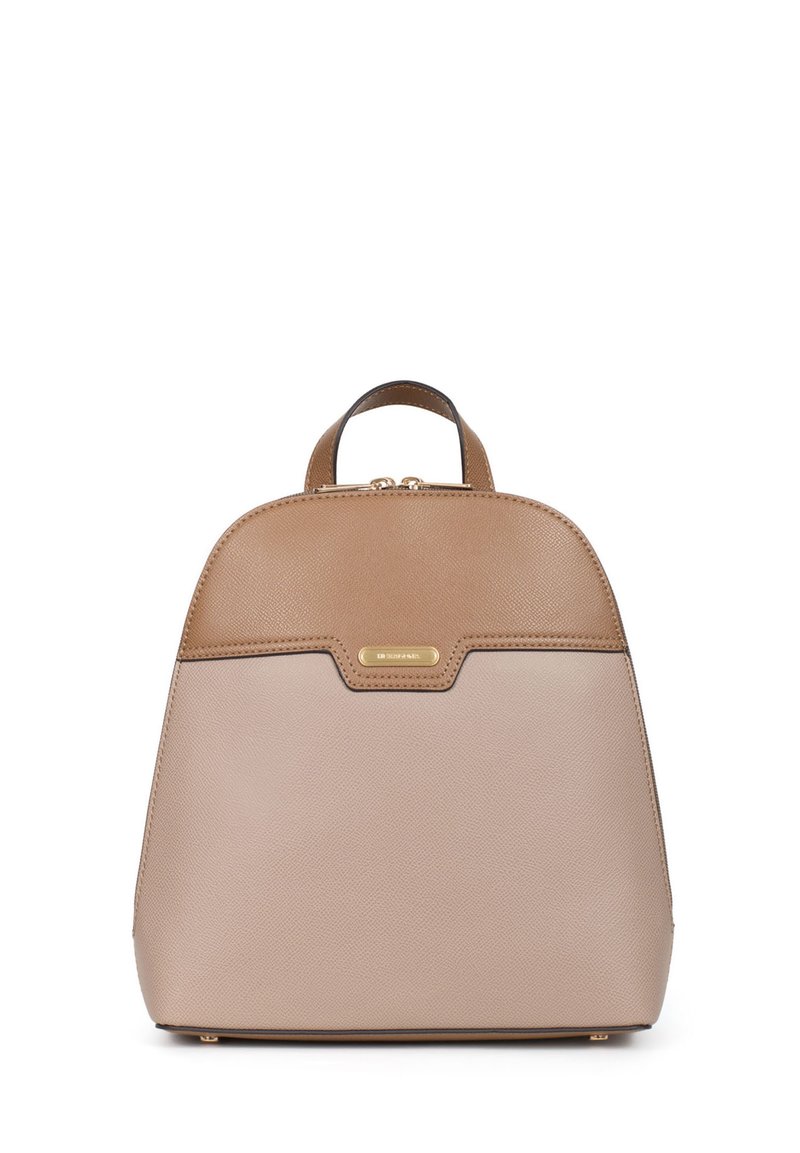 Zaino strutturato in tonalità tan e beige con una texture liscia, parte superiore arrotondata e dettagli in metallo dorato sulla parte anteriore. Chiusura con zip in alto.