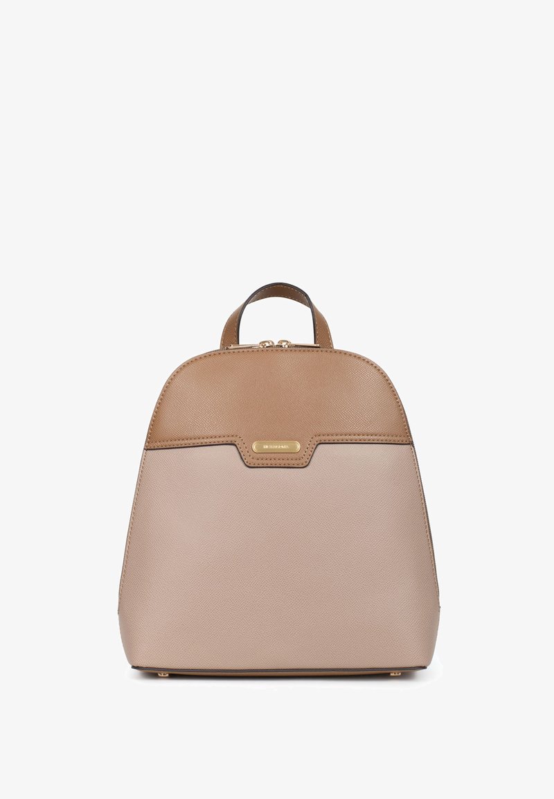 Zaino strutturato in tonalità tan e beige con una texture liscia, parte superiore arrotondata e dettagli in metallo dorato sulla parte anteriore. Chiusura con zip in alto.