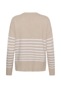 Pull en maille beige avec des rayures blanches horizontales sur la moitié inférieure et les manches, ourlet et poignets côtelés, vu de dos.