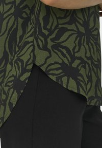 ONLY ONLVIC AOP  - T-shirt print - rifle green