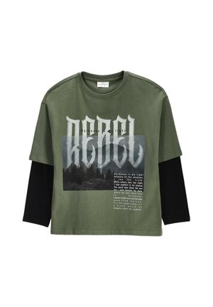 Zielona i czarna warstwowa koszulka z długim rękawem z "REBEL" i napisem nad grafiką lasu i gór z przodu.
